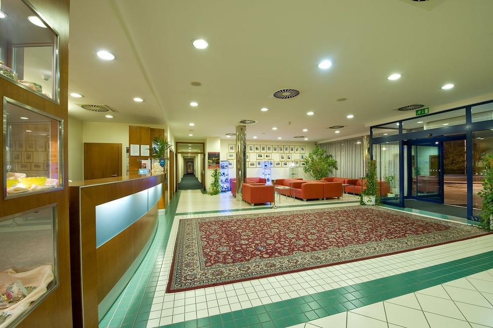 Ramada Airport Hotel Прага Экстерьер фото