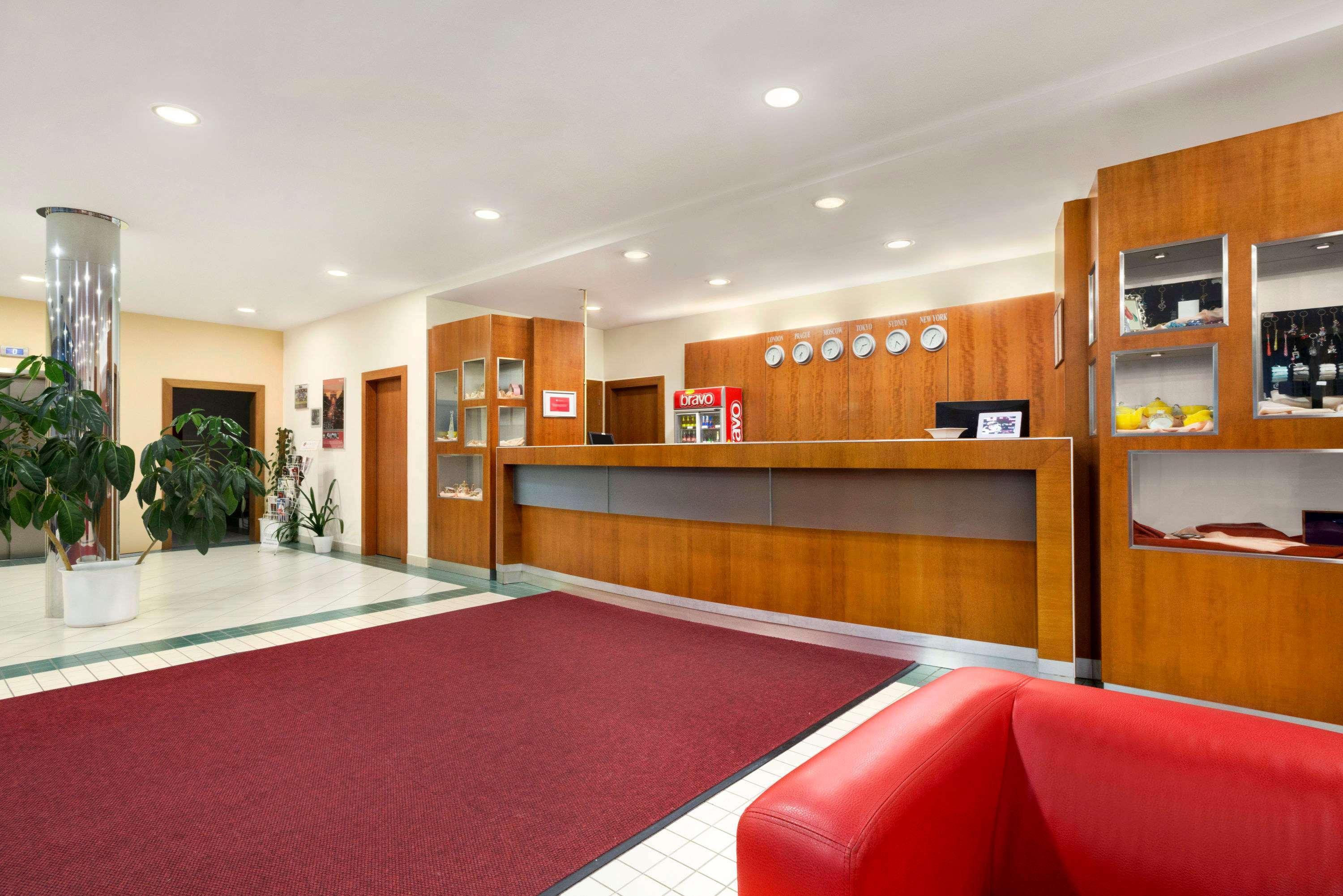 Ramada Airport Hotel Прага Экстерьер фото