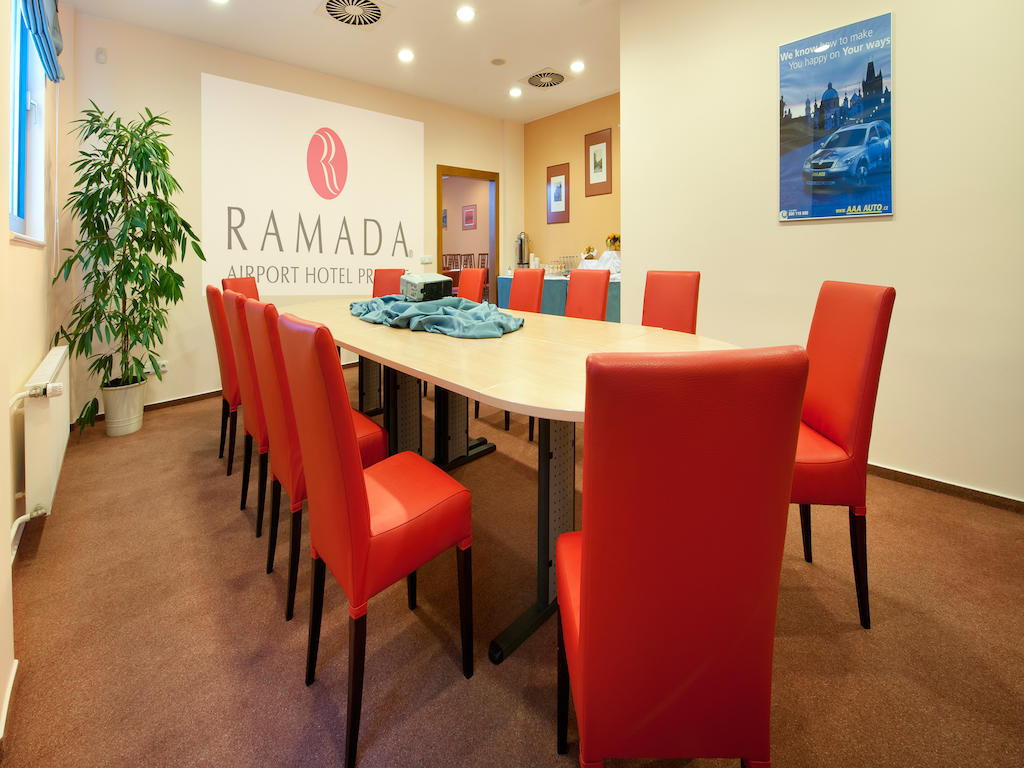 Ramada Airport Hotel Прага Экстерьер фото