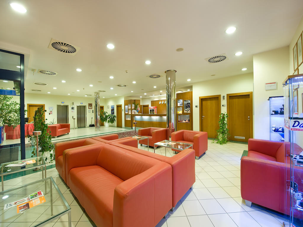 Ramada Airport Hotel Прага Экстерьер фото