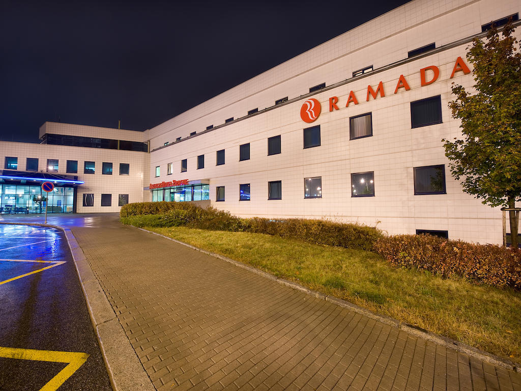 Ramada Airport Hotel Прага Экстерьер фото