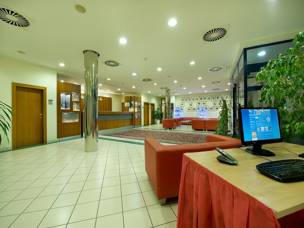 Ramada Airport Hotel Прага Экстерьер фото